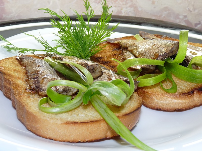 Бутерброды со шпротами — 13 рецептов приготовления на праздничный стол