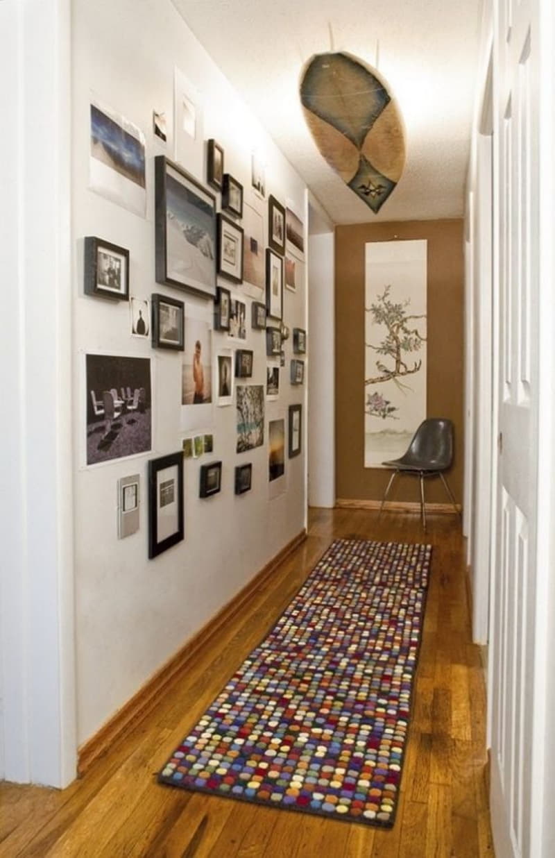 20 небанальных идей как украсить узкий коридор
