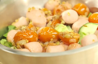 Теплый салат из сосисок и авокадо – оригинальная закуска для гурманов