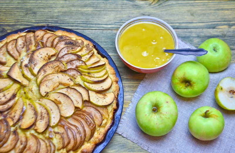 Ела вкусные яблоки. Яблочно Ореховый пирог. Яблочные угощения. Пирог сяблоками и мёдом. Яблочные угощения мастер класс.