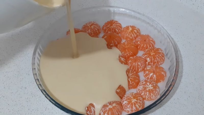 Заливаем мандарины жидким тестом и выпекаем обалденный десерт