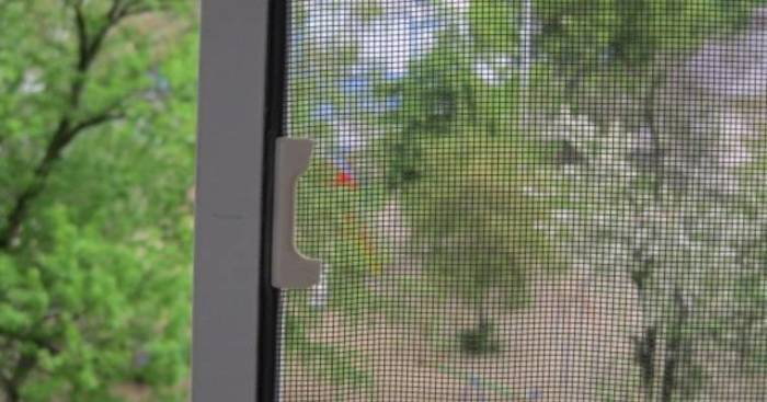 Нужно ли снимать москитную сетку с окна в зимний период или можно оставить как есть