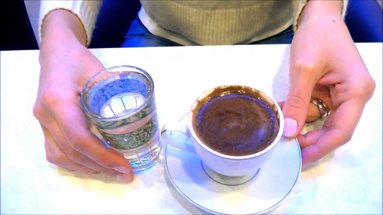 Выпить эспрессо. Кофе и вода. Запивать кофе водой. Турецкий кофе с водой. Эспрессо подача с водой.