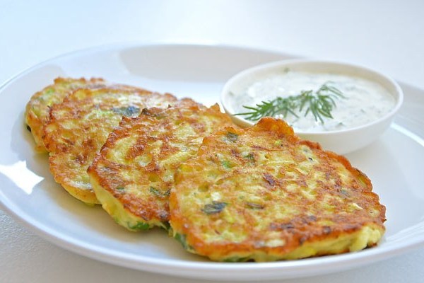 Диетический перекус: кабачковые оладьи с сыром и чесноком Диетический перекус: кабачковые оладьи с сыром и чесноком