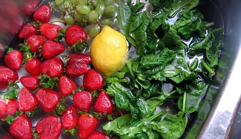 Устраните бактерии из ваших фруктов и овощей за счет добавления чайной ложки вот чего!